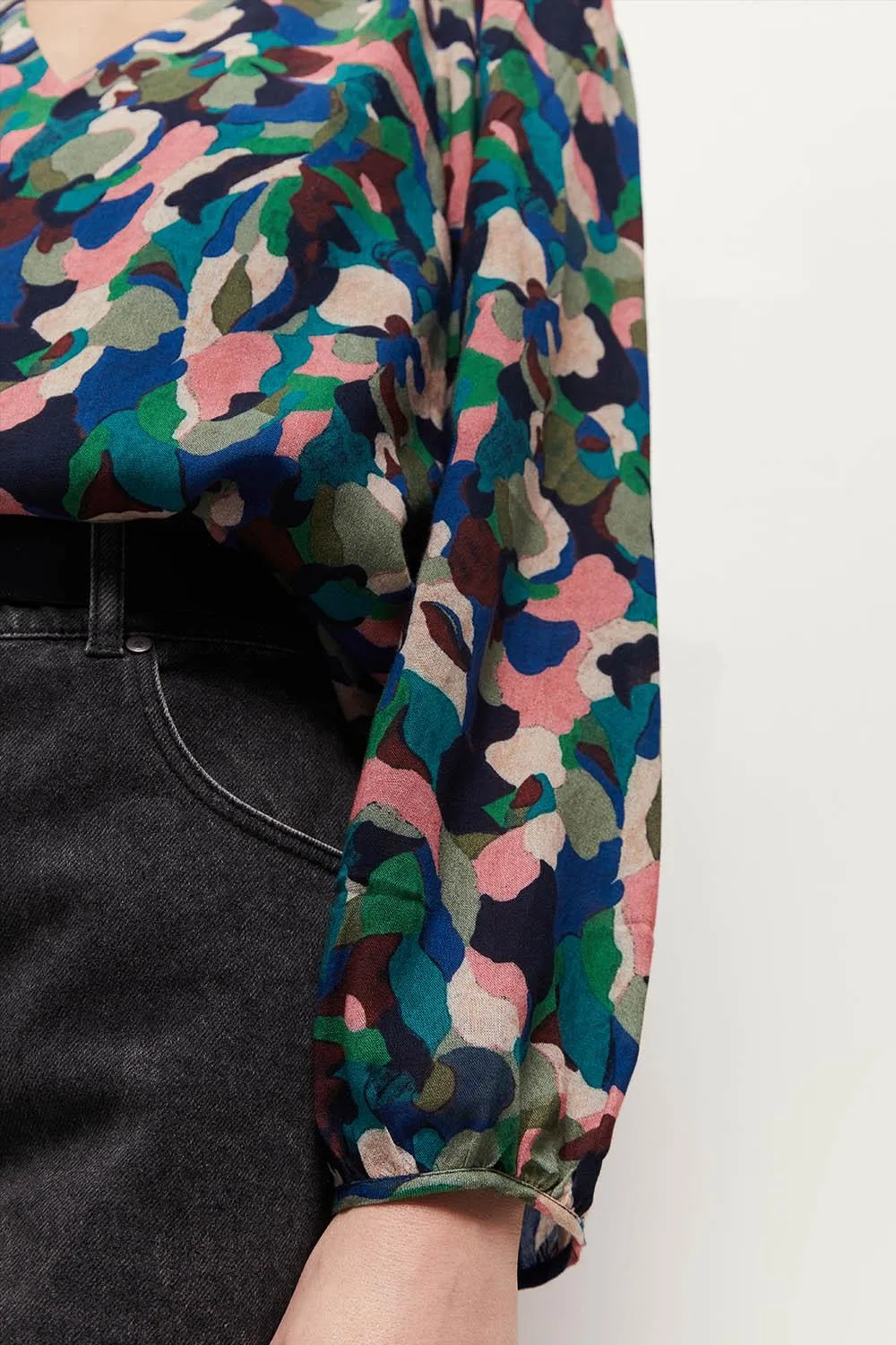 CORTES - Blouse indigo à imprimé camouflage