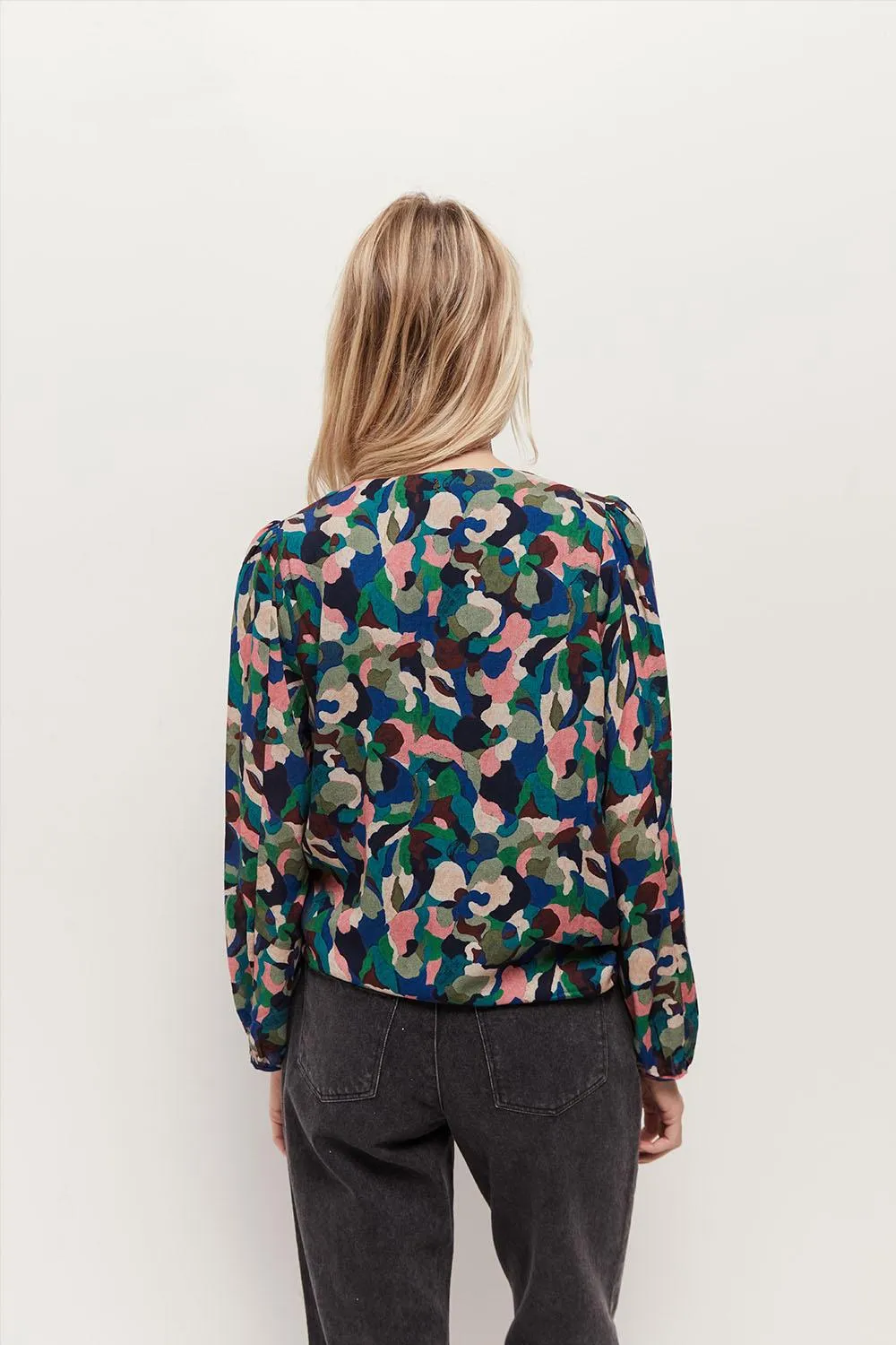 CORTES - Blouse indigo à imprimé camouflage